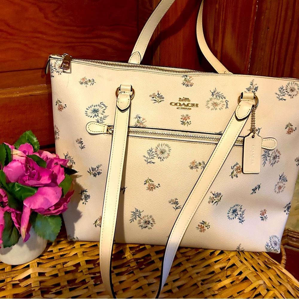 Super cute Coach! 💐🌺🌷🌸🌹🌼 Very roomy